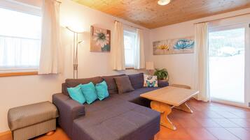 Comfort Chalet, 3 Bedrooms | Living room | DVD player