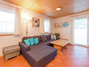 Comfort Chalet, 3 Bedrooms | Living room