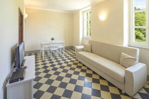 Comfort Apartment, 2 Bedrooms | Living room - Apartment in Lerici With Garden (Lerici)