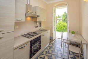Comfort Apartment, 2 Bedrooms | Private kitchen | Fridge, microwave, oven, stovetop - Apartment in Lerici With Garden (Lerici)