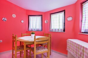 Dining - Apartment in Private House With Shared Pool (Liznjan)