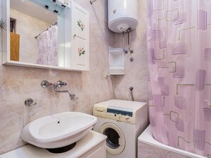 Bathroom | Shower