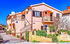 Exterior - Apartment in Private House With Shared Pool (Liznjan)