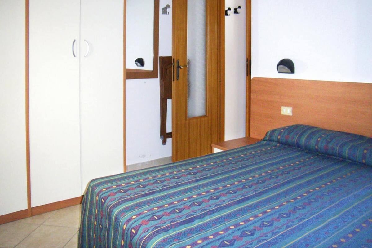 5 bedrooms, individually furnished