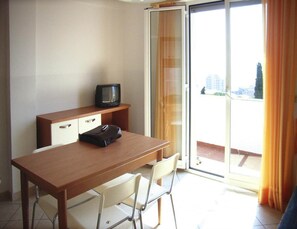 Deluxe Apartment, 2 Bedrooms | Dining