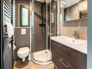 Comfort House, 3 Bedrooms | Bathroom | Shower - Charming Holiday Home in Kaatsheuvel Near Efteling (Kaatsheuvel)