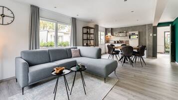 Nhà tiện nghi đơn giản, 3 phòng ngủ | Phòng khách