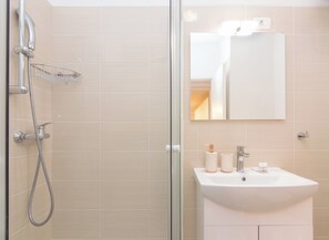 Superior appartement, uitzicht op de stad | Badkamer | Een douche, gratis toiletartikelen, zeep, shampoo