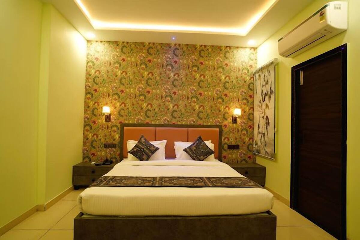 Deluxe Tek Büyük Yataklı Oda, Balkon | Masa, dizüstü bilgisayar çalışma alanı, ütü/ütü masası