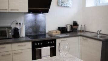 Kühlschrank, Mikrowelle, Ofen, Herdplatte