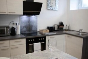 Jääkaappi, mikroaaltouuni, uuni, liesi