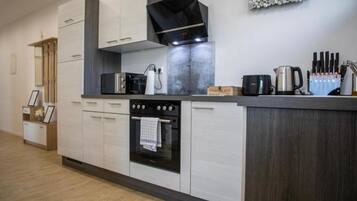 Een koelkast, een magnetron, een oven, een kookplaat