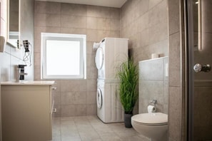 Een douche, een haardroger, handdoeken, zeep