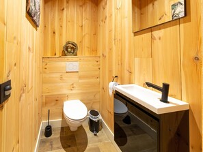 Classic Chalet, 2 Bedrooms | Bathroom | Bathtub