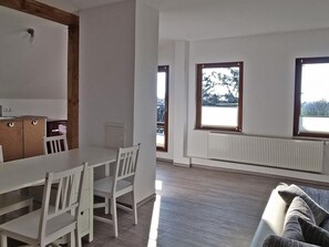 Classic Apartment, 2 Bedrooms | Tempat makan