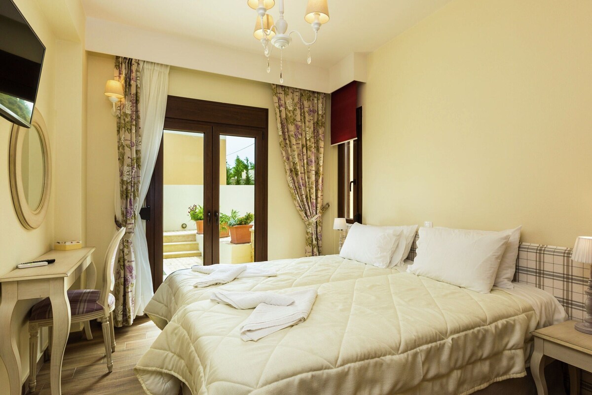 Classic Villa, 3 Bedrooms | 6 bedrooms, iron/ironing board, individually furnished, bed sheets