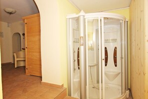 Classic Apartment, 1 Bedroom | Bathroom | Combined shower/tub - Spacious Apartment in Langenfeld With Sauna (Laengenfeld)
