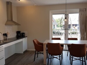 Classic House, 4 Bedrooms | Living room - Cozy House With a Dishwasher in the Middle of the Achterhoek (Almen)