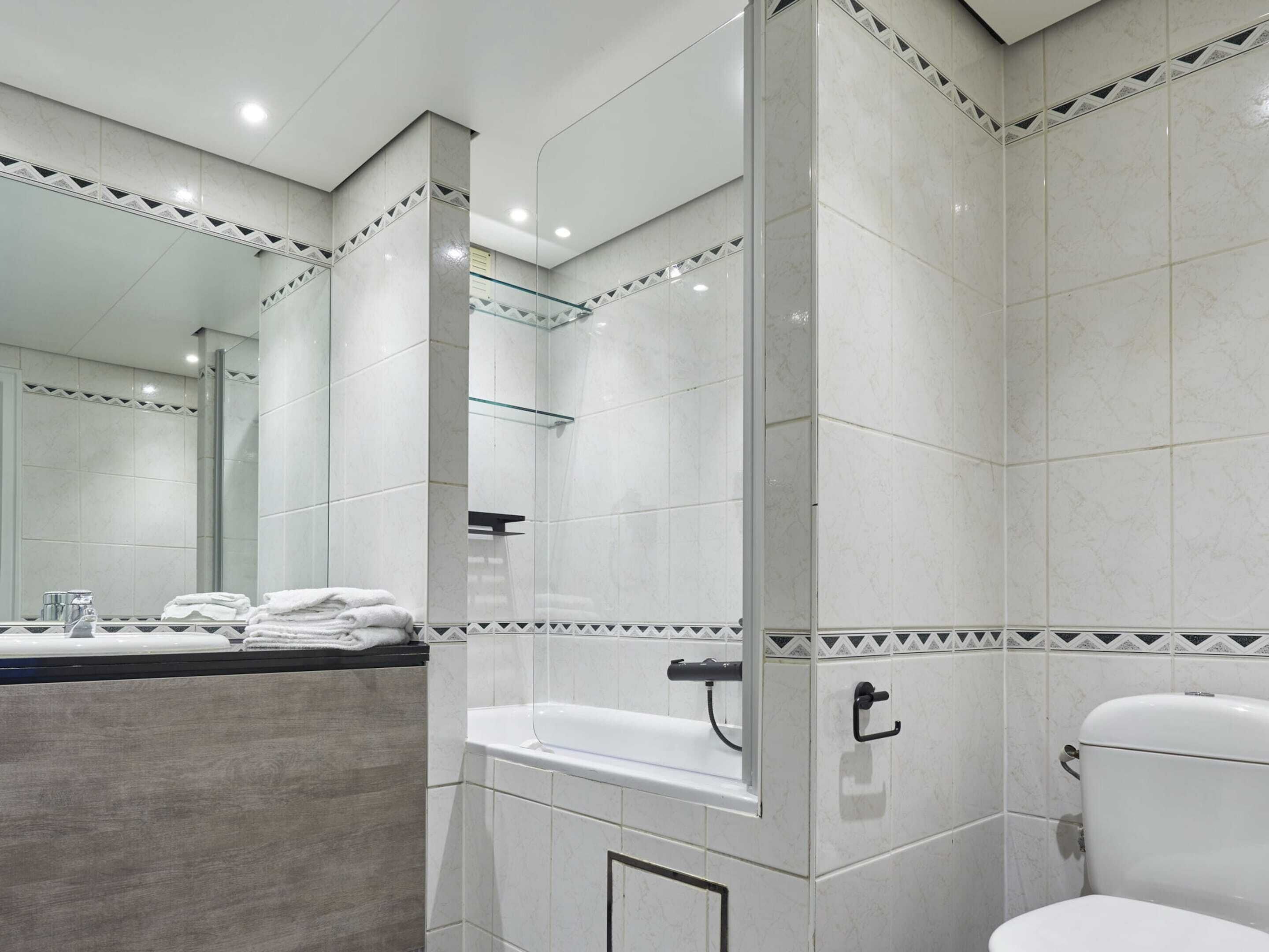 Deluxe Apartment, 1 Bedroom | Bathroom | Combined shower/bathtub