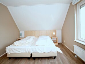 16 bedrooms, individually furnished - House With a View on Harbor, in a Water Area (Heel)