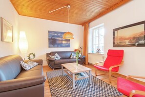 Classic House, 3 Bedrooms | Living room | DVD player