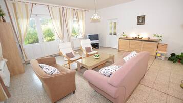 Classic Apartment, 3 Bedrooms | Living room