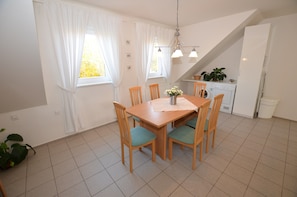 คอมฟอร์ทอพาร์ทเมนท์, 3 ห้องนอน | ร้านอาหาร