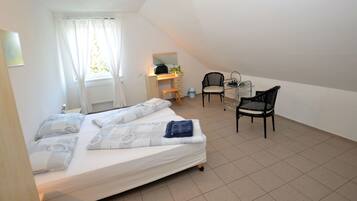 6 bedrooms, individually furnished, bed sheets