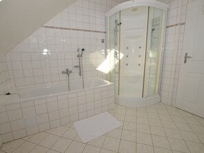 Bathtub - Comfortable Apartment in Nemojov Near Forest (Nemojov)