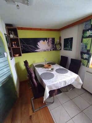 Dining - Cosy Apartment With Garden in Salzburger Land (Piesendorf)