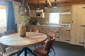 Bungalow Classique, 3 chambres | Cuisine privée | Réfrigérateur, micro-ondes, plaque de cuisson, cafetière/bouilloire