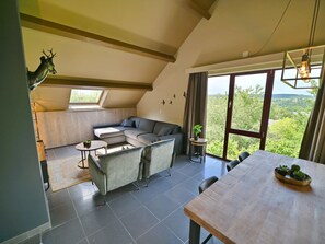 Classic Apartment, 3 Bedrooms | Living room