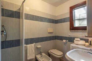 Classic House, 3 Bedrooms | Bathroom | Shower, hair dryer