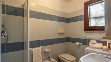Classic Apartment, 2 Bedrooms | Bathroom | Shower, hair dryer