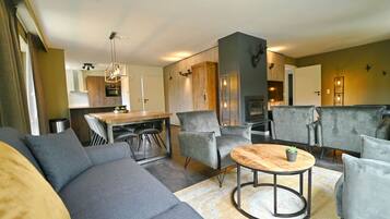 Comfort Apartment, 4 Bedrooms | Living room | Fireplace