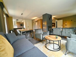 Apartamento Confort, 4 habitaciones | Sala de estar | Una chimenea