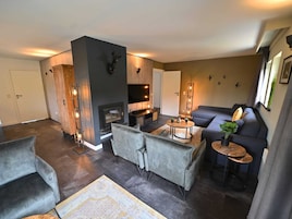 Apartamento Confort, 4 habitaciones | Sala de estar | Una chimenea