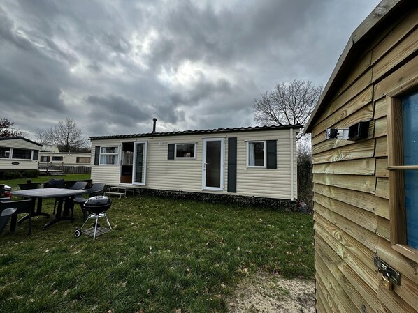 Outdoor dining - Quaint Holiday Home in Overijssel With Spacious Garden (Heino)
