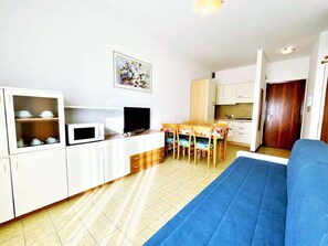 Fridge, microwave - Modern Apartment in Caorle With Private Terrace (Caorle)