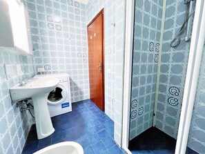 Comfort Apartment, 2 Bedrooms | Bathroom | Shower - Modern Apartment in Caorle With Private Terrace (Caorle)