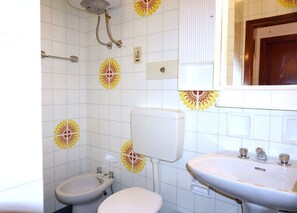 Classic-Apartment, 2 Schlafzimmer | Badezimmer | Dusche