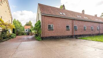 Classic Apartment, 3 Bedrooms | Property grounds