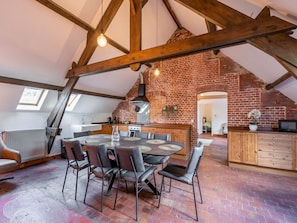 Classic Apartment, 3 Bedrooms | Tempat makan