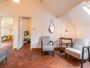 Classic Apartment, 3 Bedrooms | Living room