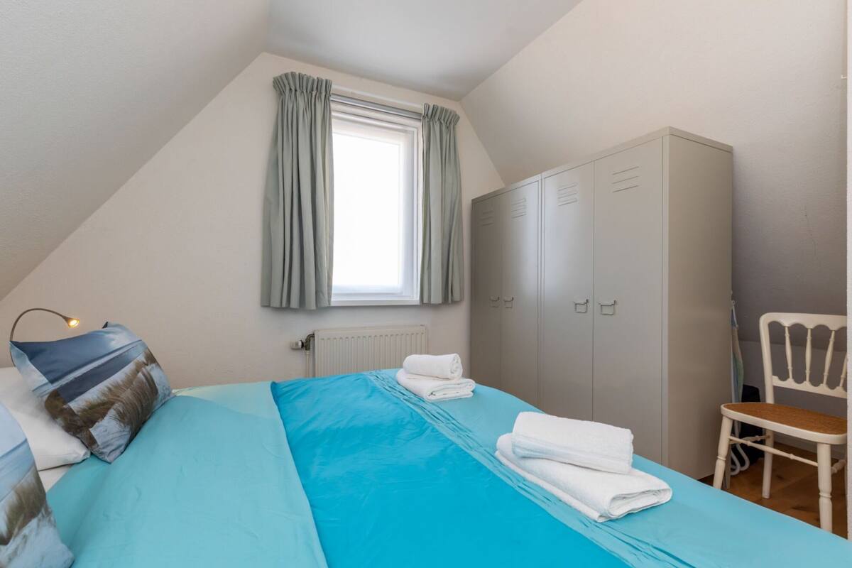 2 habitaciones, muebles diferentes y ropa de cama