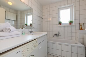 Maison Classique, 2 chambres | Salle de bain