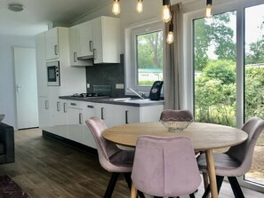 Casa de campo luxo, 1 quarto | Cozinha privada | Geladeira, micro-ondas, lava-louças, cafeteira/chaleira
