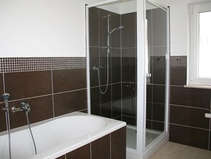 Deluxe House, 2 Bedrooms | Bathroom