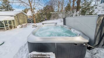 Tina de hidromasaje al aire libre