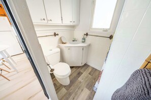 Douche, sèche-cheveux, serviettes fournies